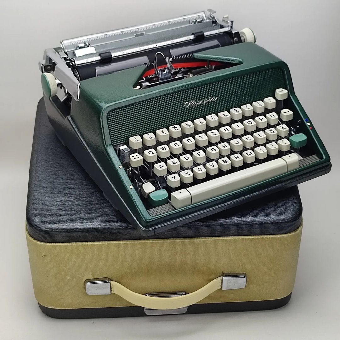 GERMAN OLYMPIA SM 7 ANTIQUE TYPEWRITER