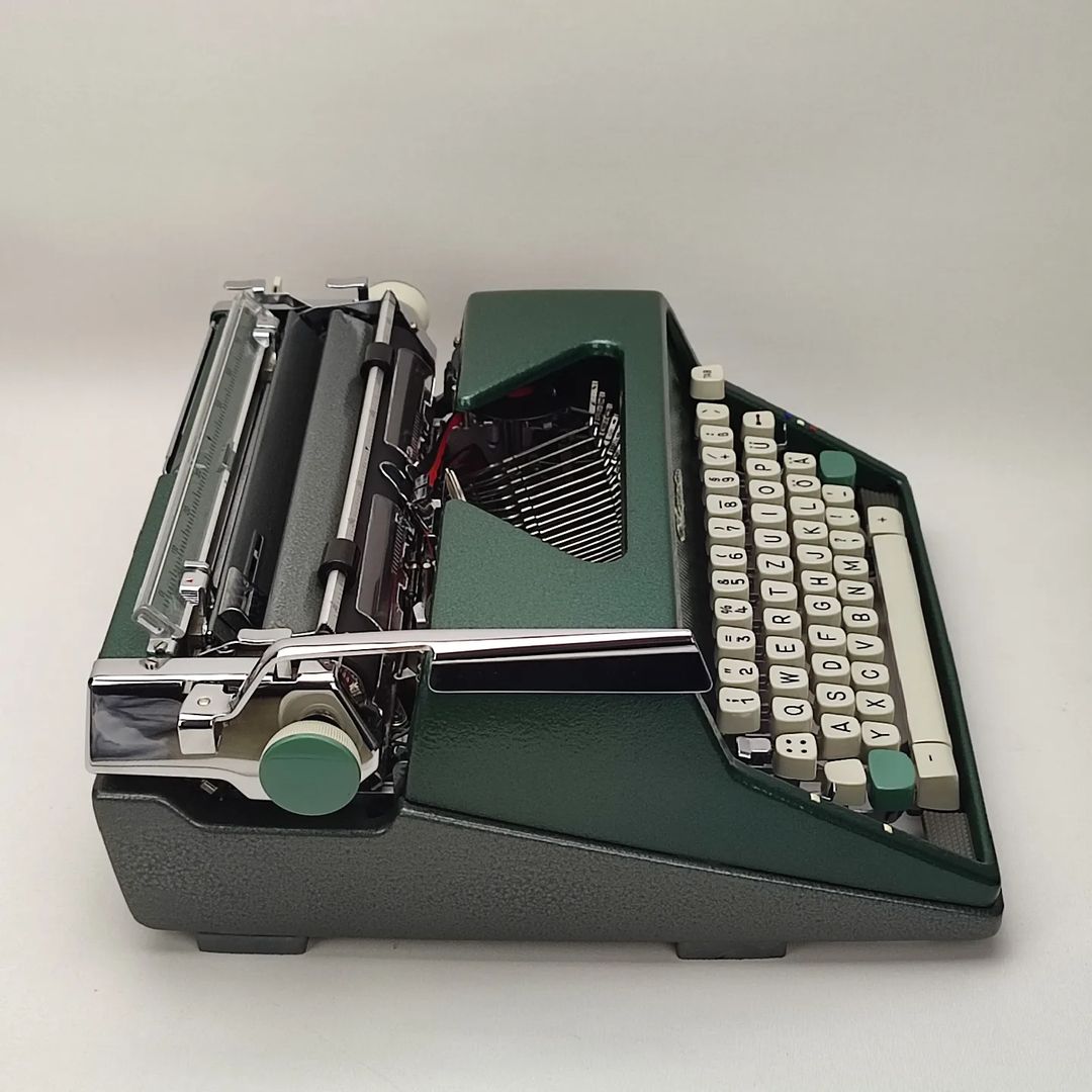 GERMAN OLYMPIA SM 7 ANTIQUE TYPEWRITER