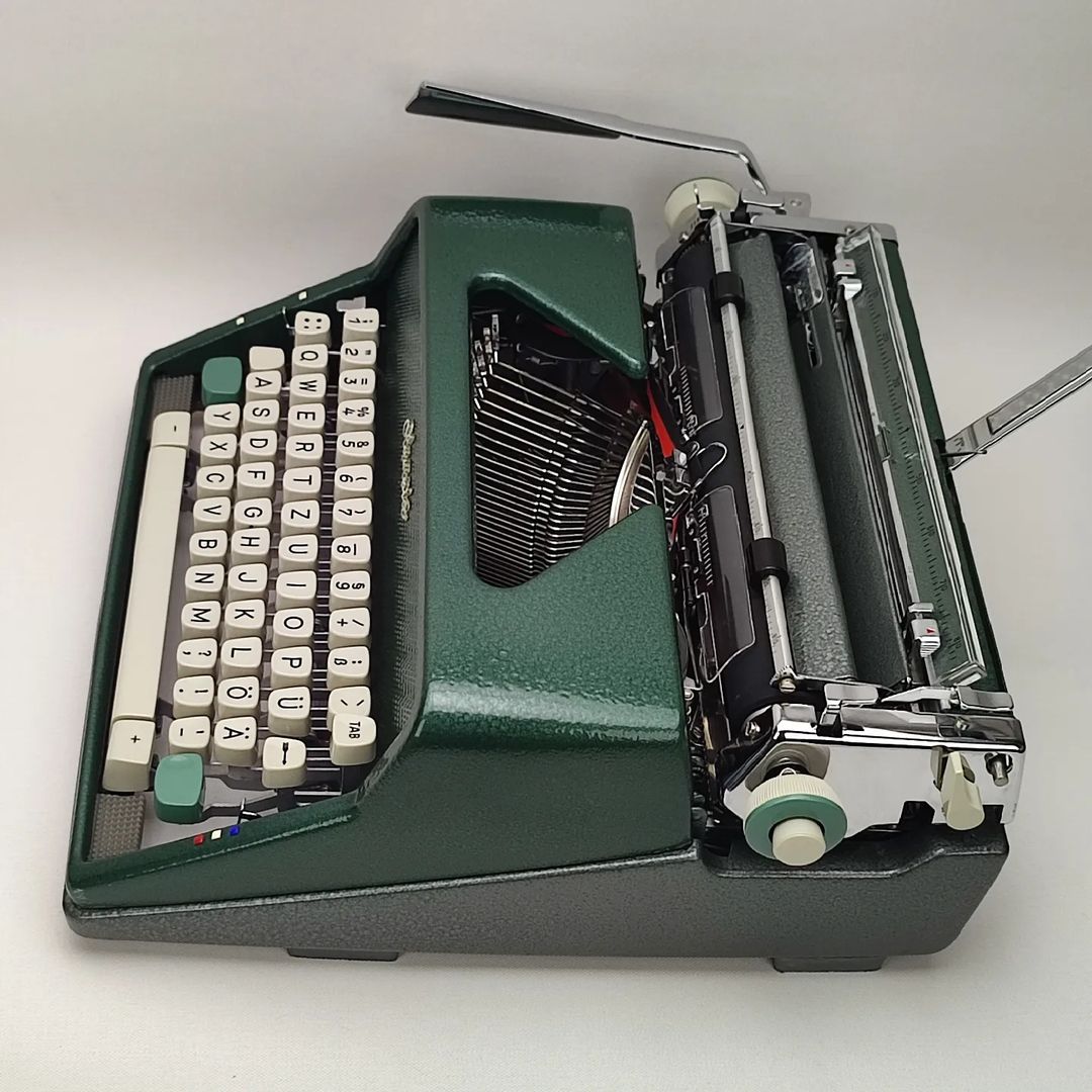 GERMAN OLYMPIA SM 7 ANTIQUE TYPEWRITER