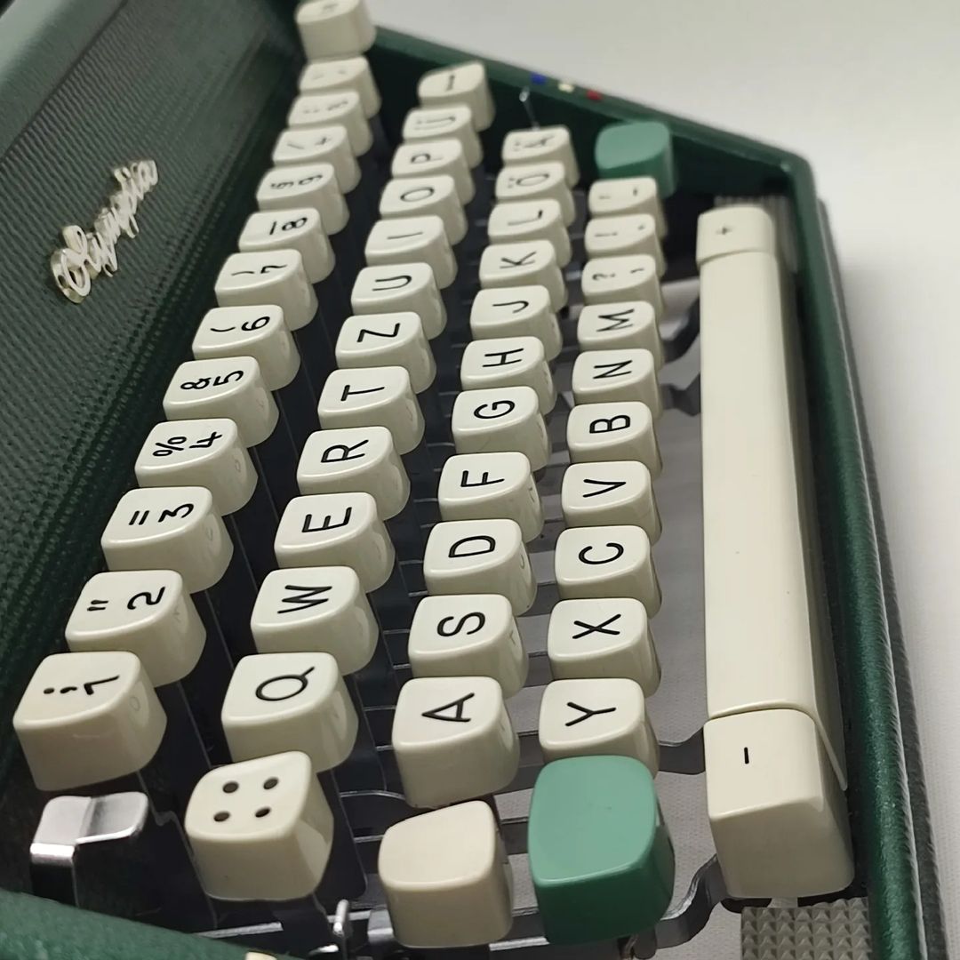 GERMAN OLYMPIA SM 7 ANTIQUE TYPEWRITER