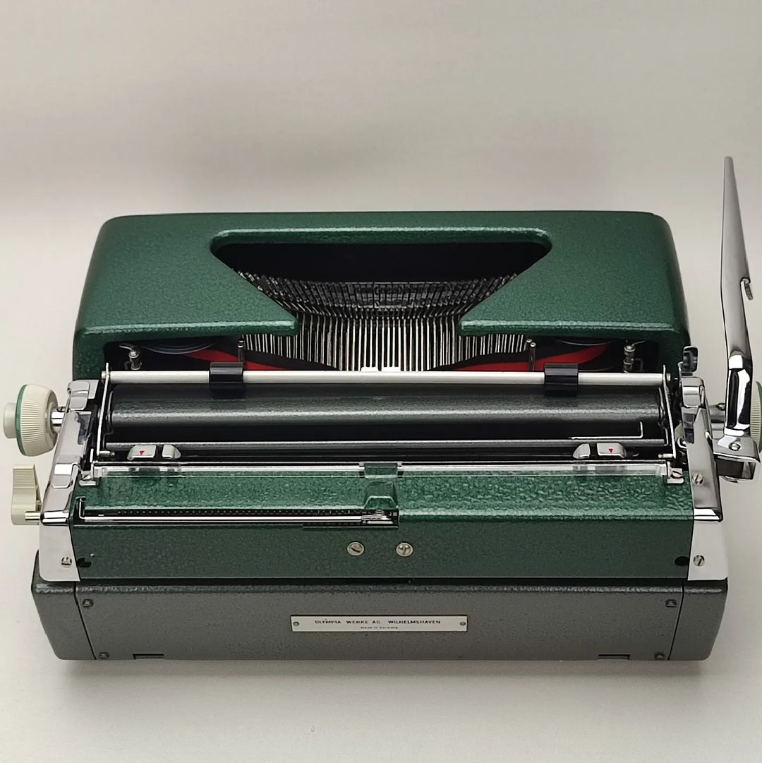 GERMAN OLYMPIA SM 7 ANTIQUE TYPEWRITER