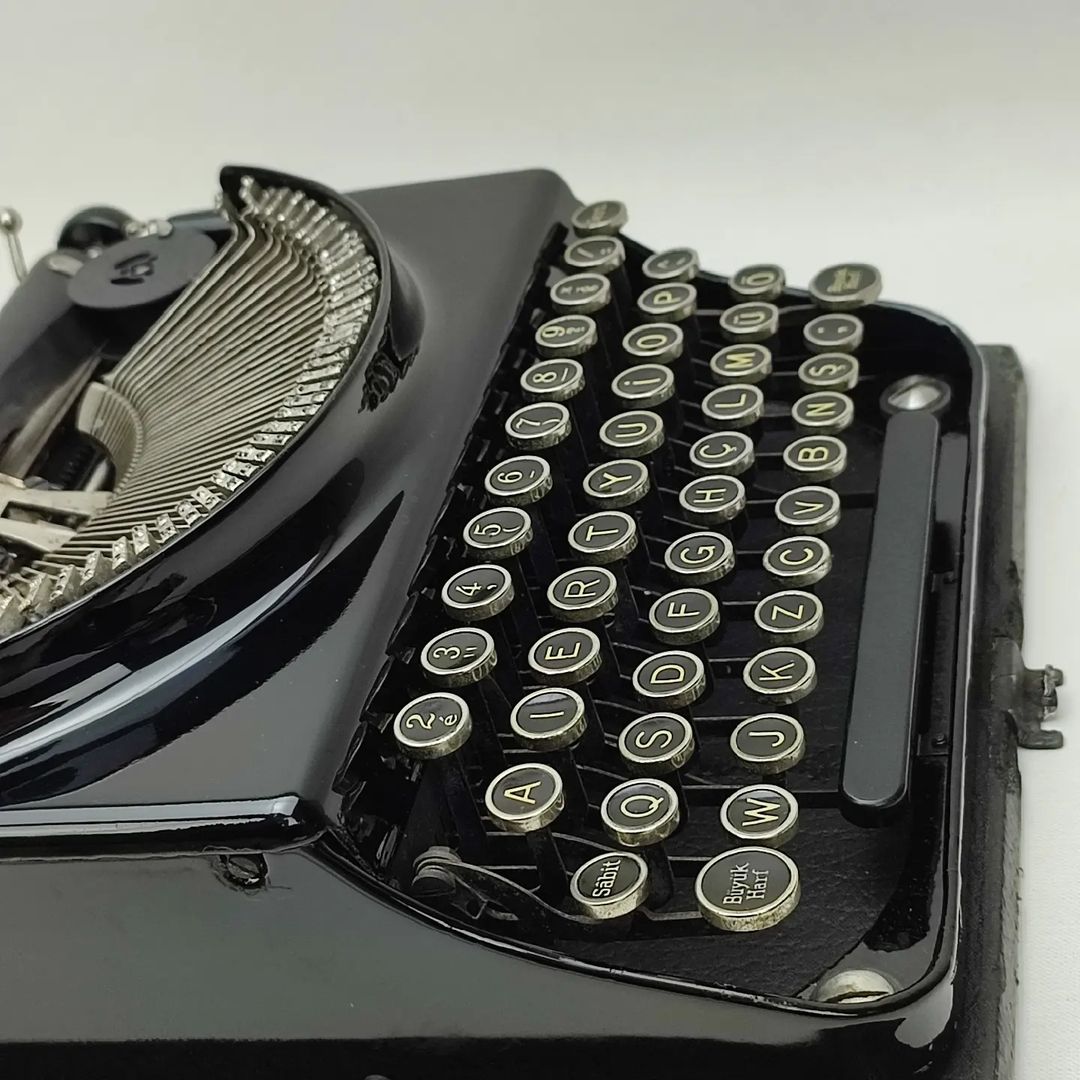 AMERICAN REMINGTON JUNIOR ANTIQUE TYPEWRITER