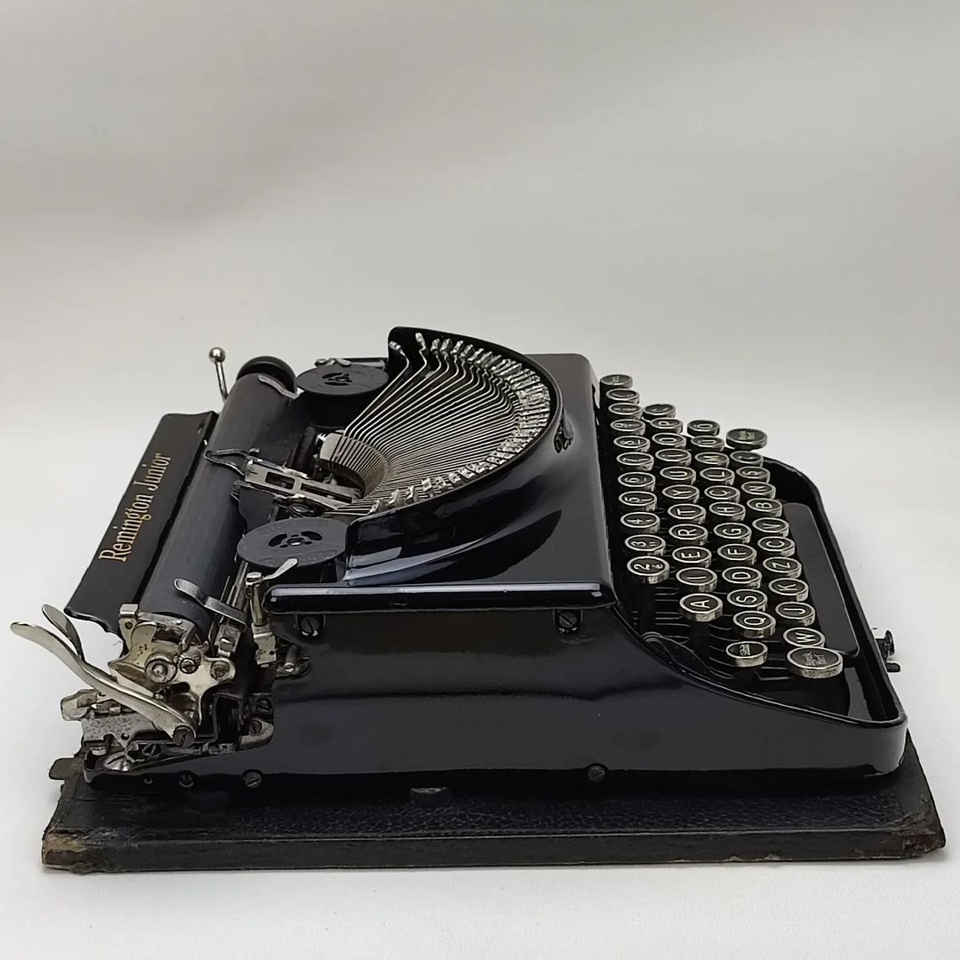 AMERICAN REMINGTON JUNIOR ANTIQUE TYPEWRITER