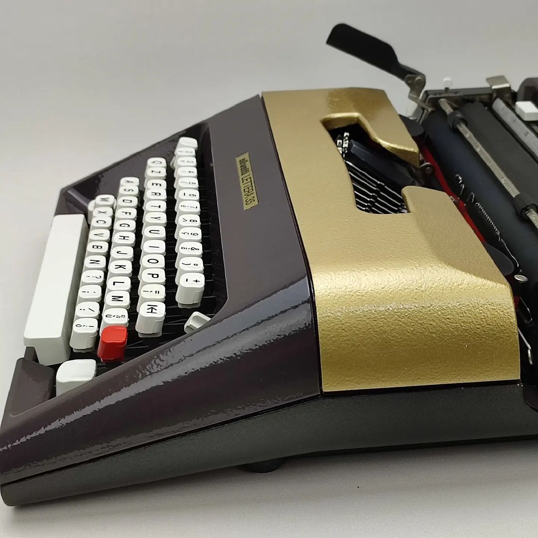 ITALIAN OLIVETTI LETTERA 35 ANTIQUE TYPEWRITER