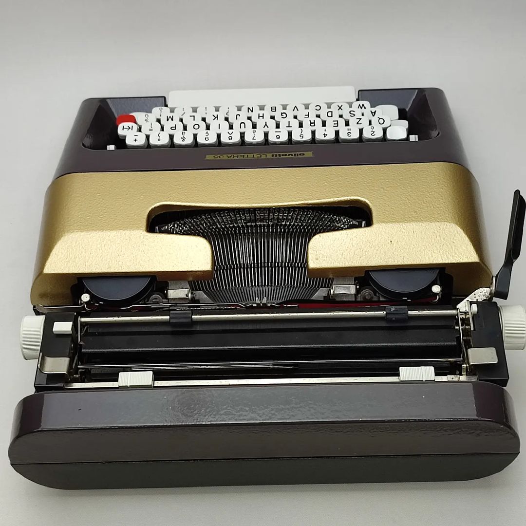 ITALIAN OLIVETTI LETTERA 35 ANTIQUE TYPEWRITER
