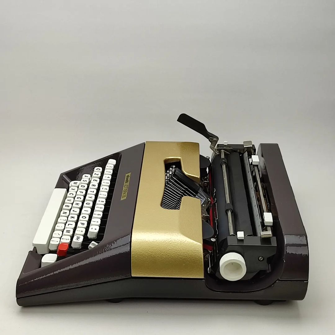 ITALIAN OLIVETTI LETTERA 35 ANTIQUE TYPEWRITER