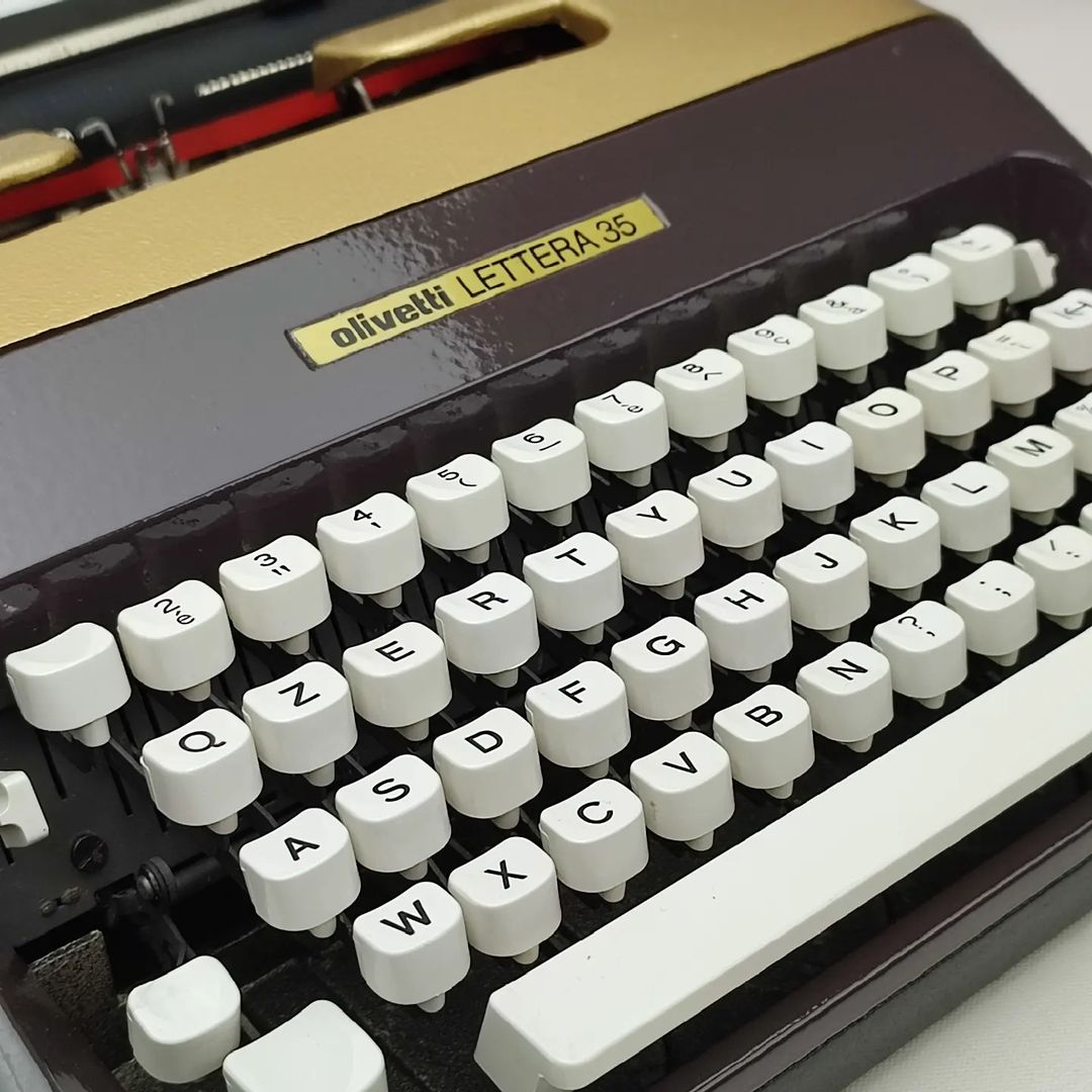 ITALIAN OLIVETTI LETTERA 35 ANTIQUE TYPEWRITER