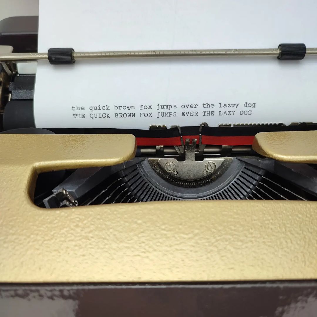 ITALIAN OLIVETTI LETTERA 35 ANTIQUE TYPEWRITER