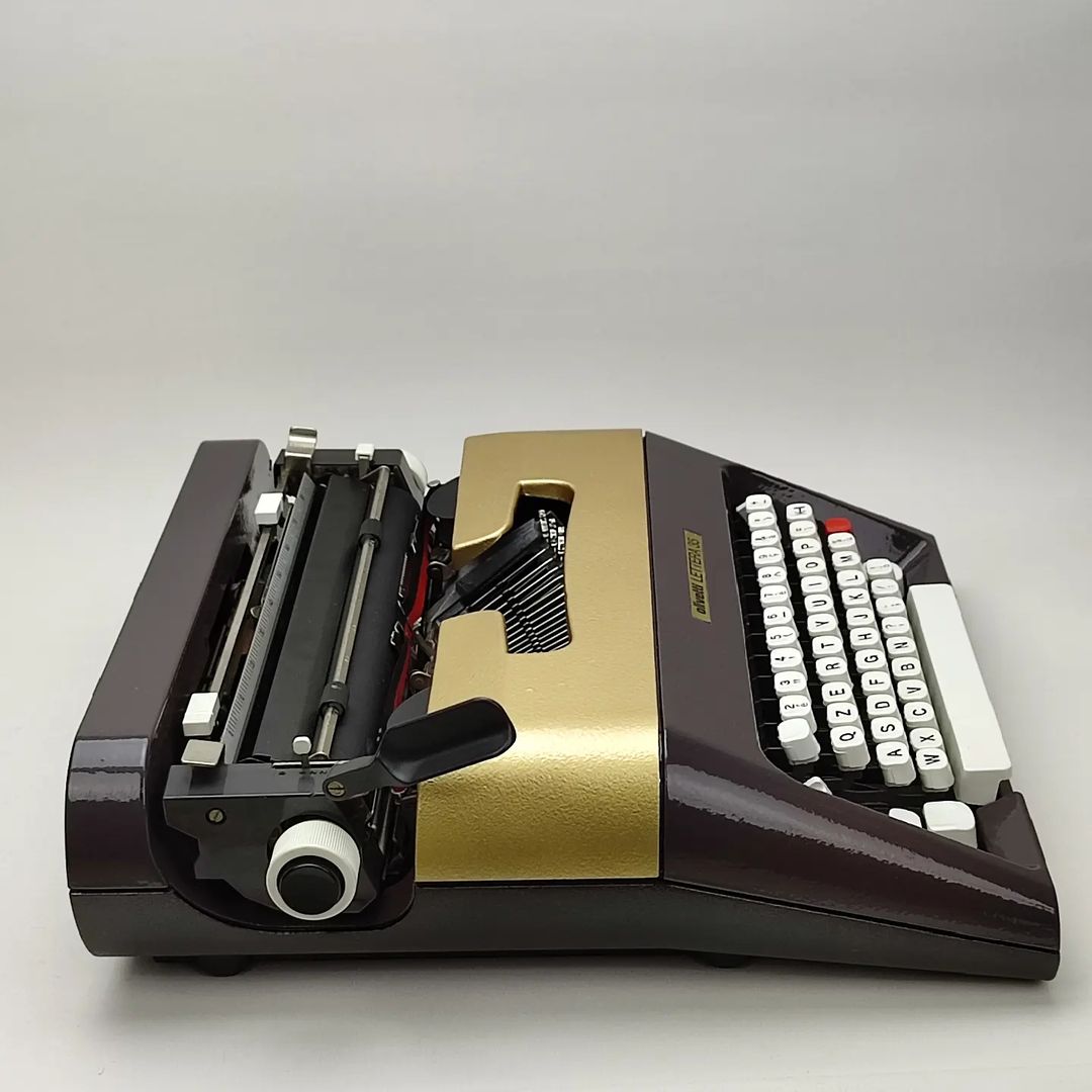 ITALIAN OLIVETTI LETTERA 35 ANTIQUE TYPEWRITER