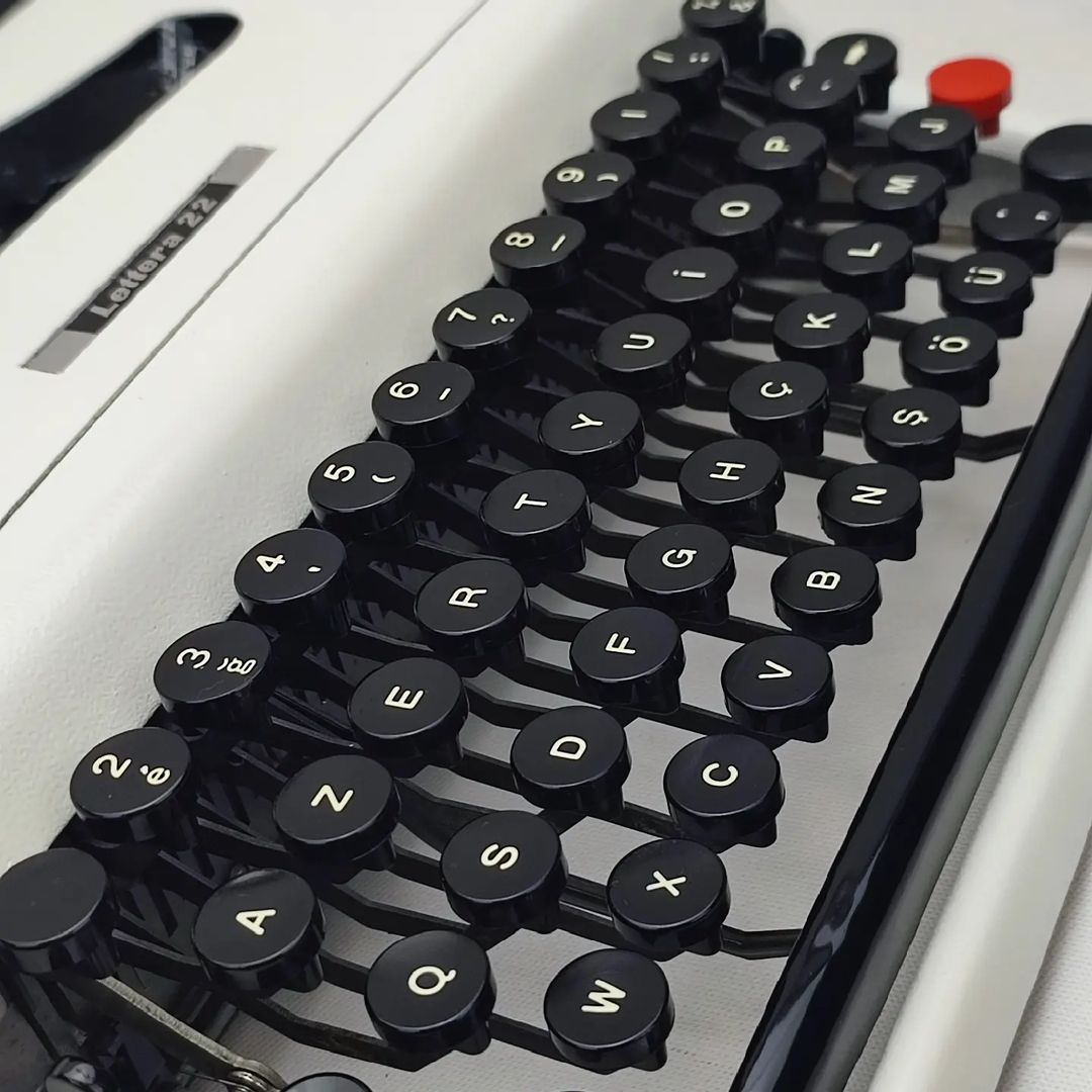 OLIVETTI LETTERA 22 ANTIQUE TYPEWRITER