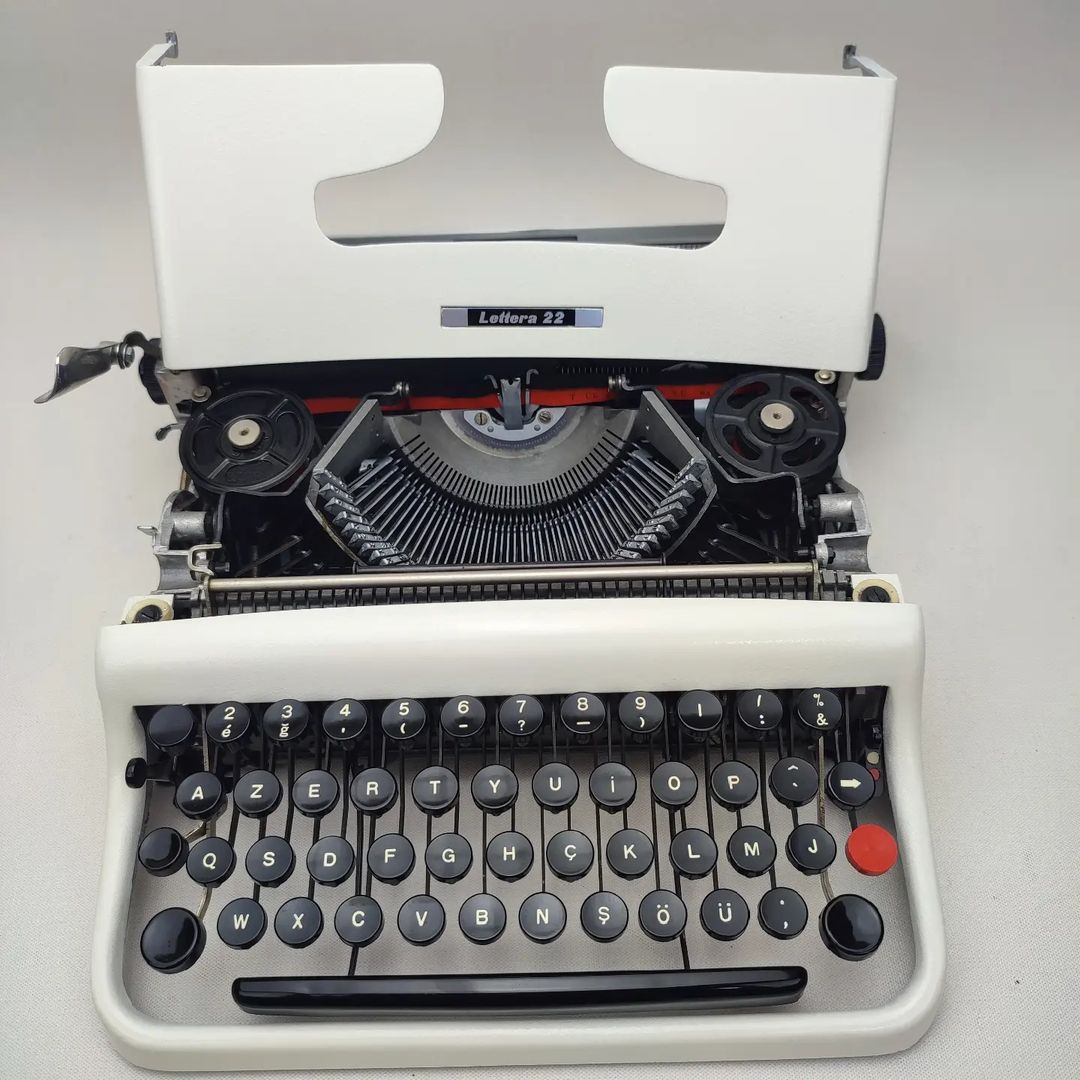 OLIVETTI LETTERA 22 ANTIQUE TYPEWRITER