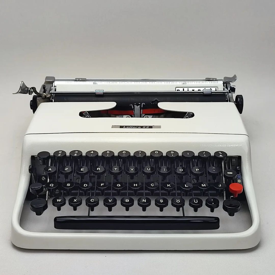 OLIVETTI LETTERA 22 ANTIQUE TYPEWRITER