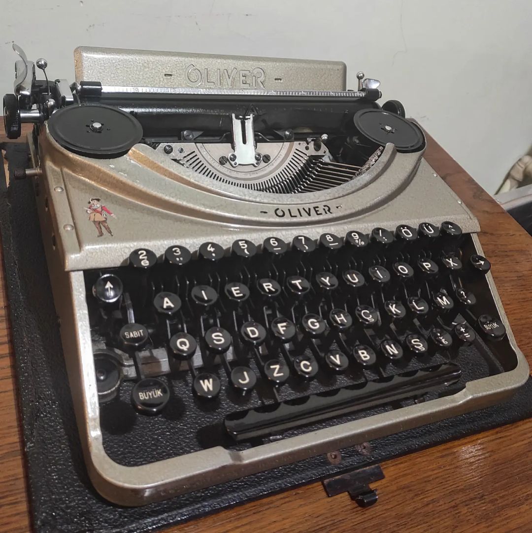 1950's England  Oliver brand Type 4 model Portable Typewriter  Slim Model