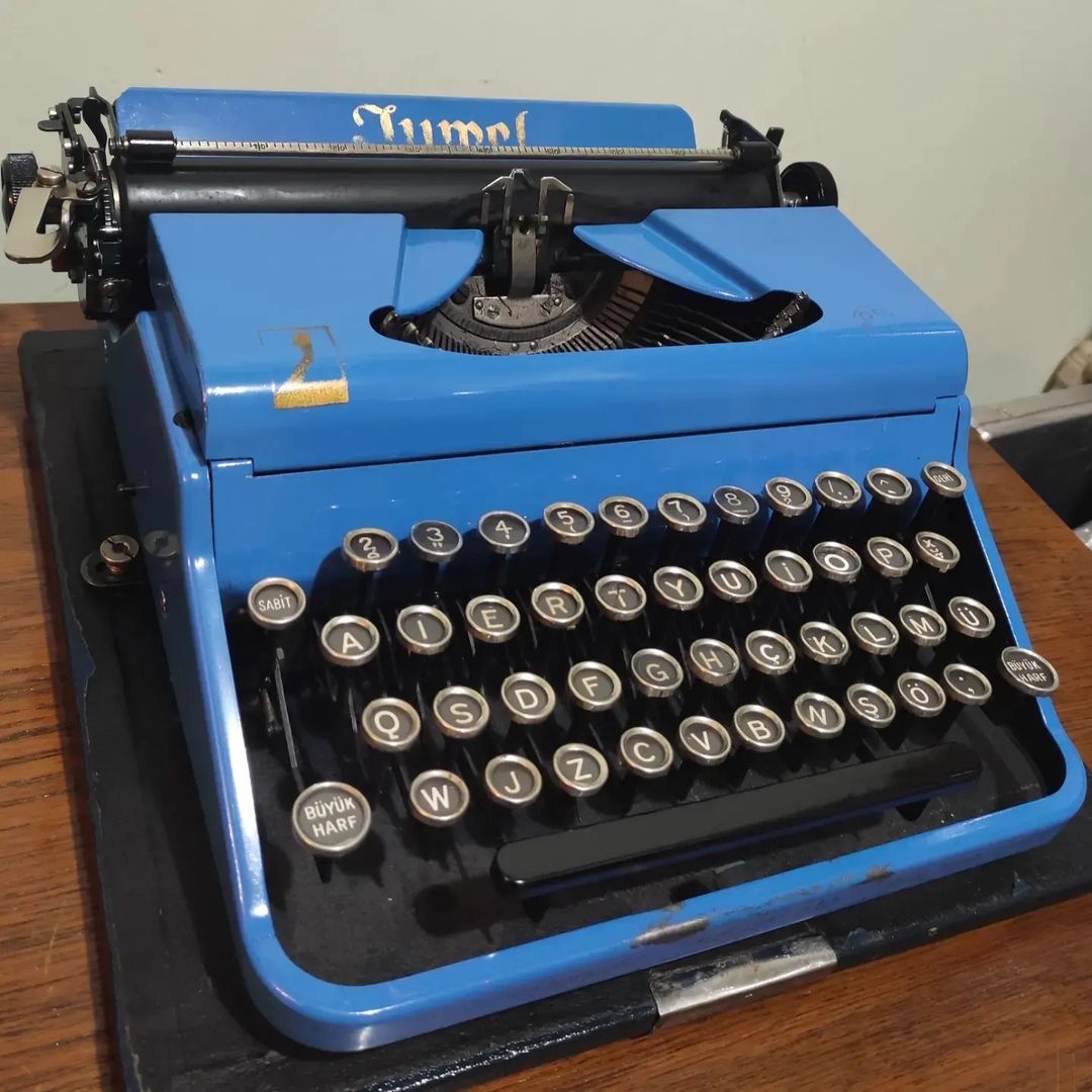 Hungary  Juwel brand model 3 portable typewriter  Leather cover carrying case  glass key