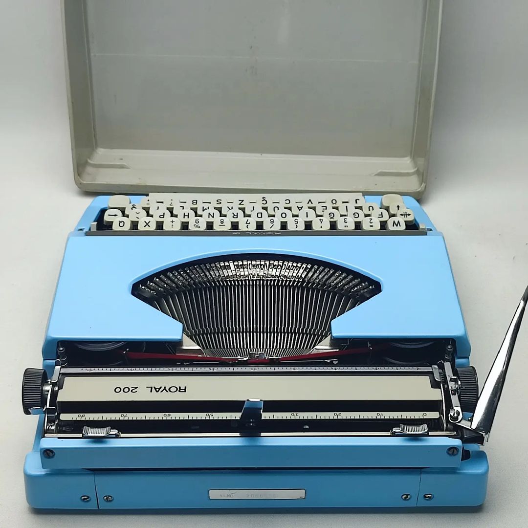 ROYAL 200  BRAND ANTIQUE TYPEWRITER