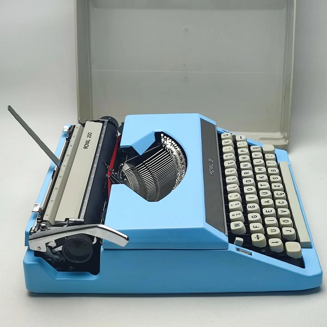 ROYAL 200  BRAND ANTIQUE TYPEWRITER