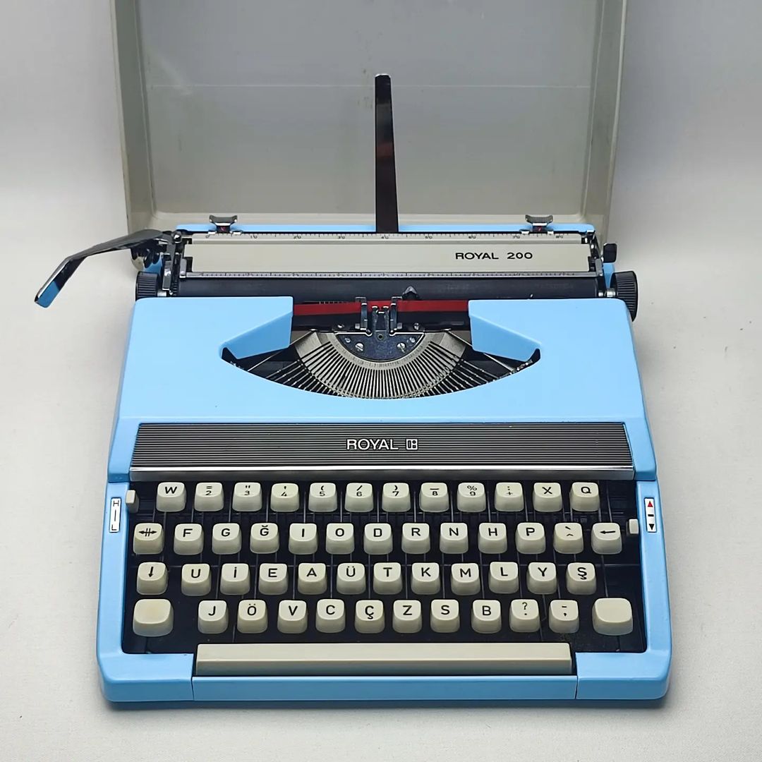 ROYAL 200  BRAND ANTIQUE TYPEWRITER