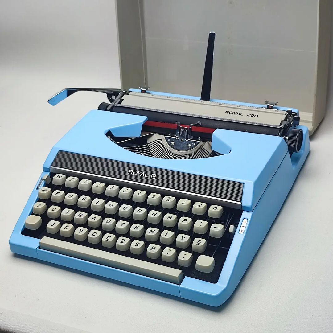 ROYAL 200  BRAND ANTIQUE TYPEWRITER