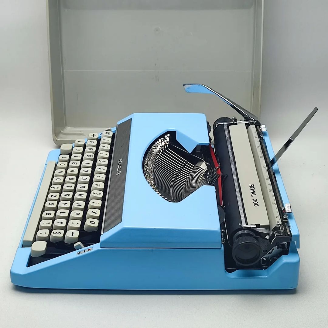 ROYAL 200  BRAND ANTIQUE TYPEWRITER