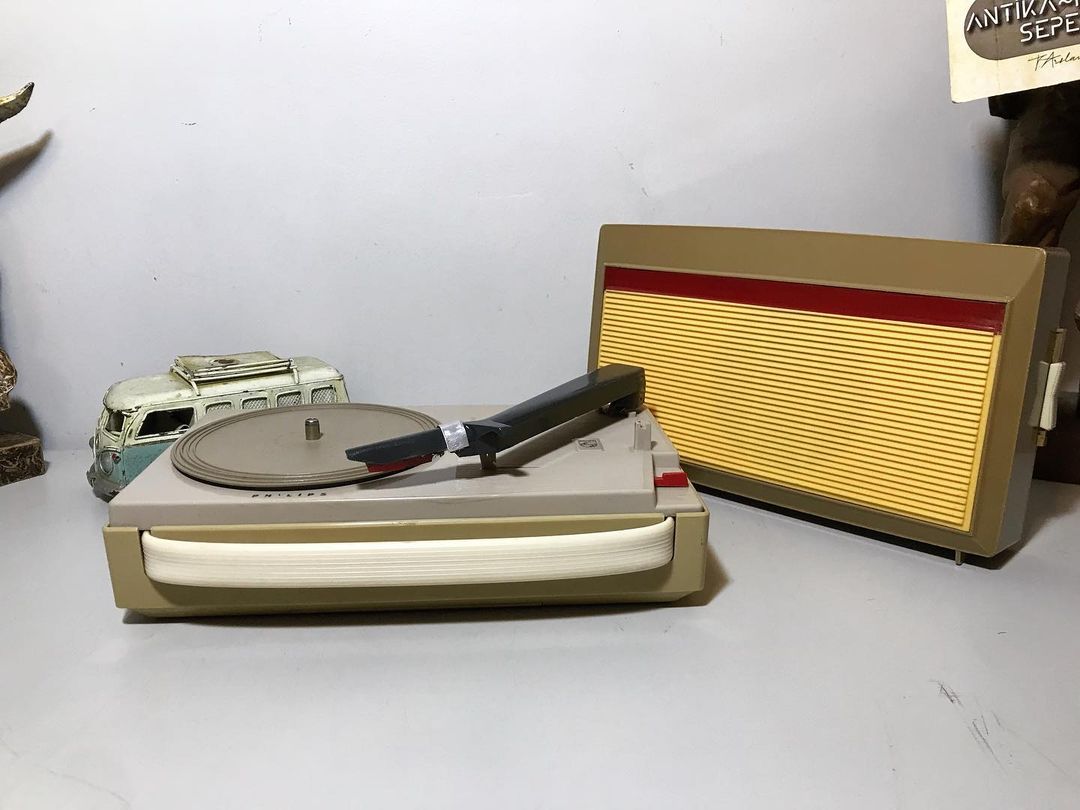 1970's Antique Philips Battery/Electric Travel Turntable