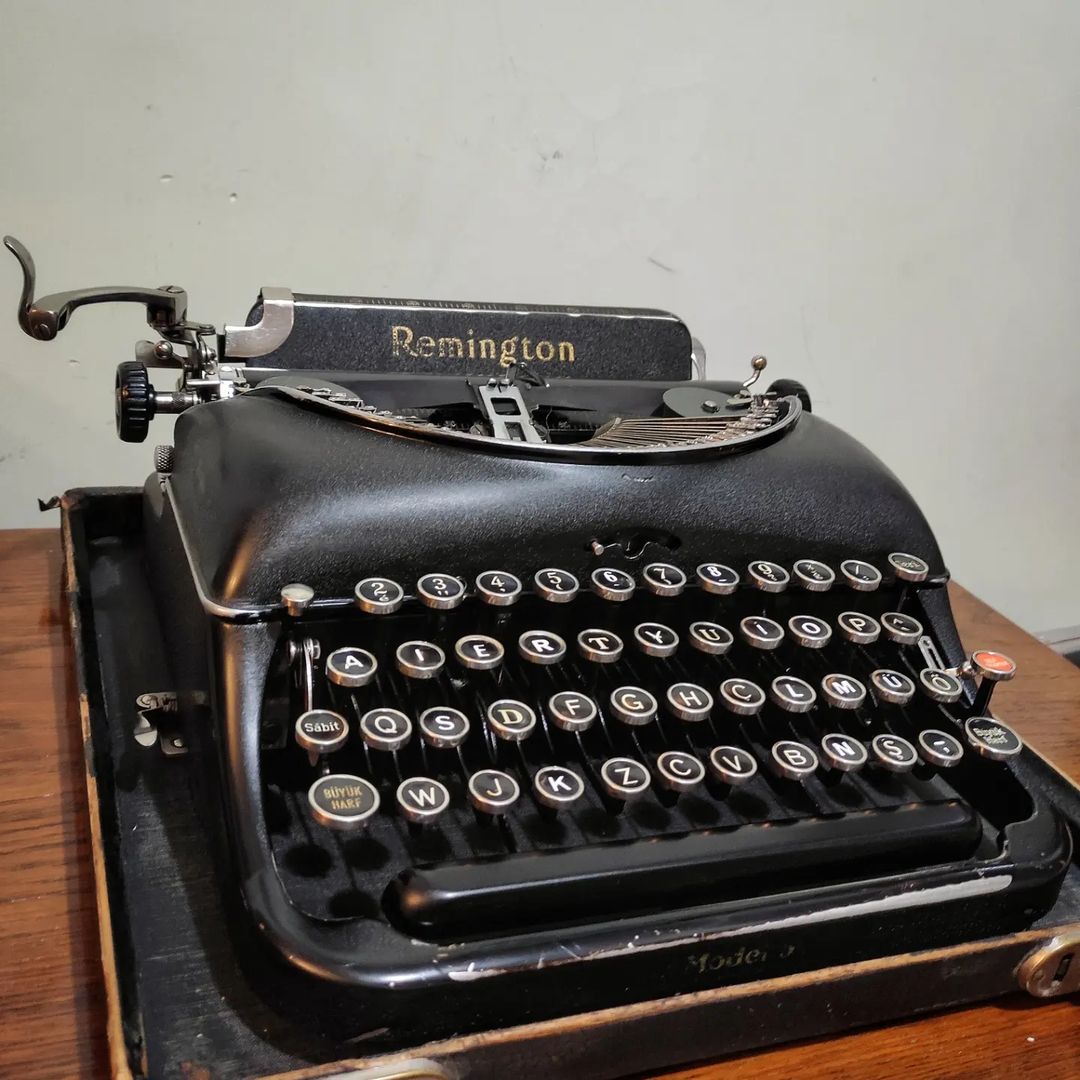 Remington brand Streamliner 5 model portable typewriter