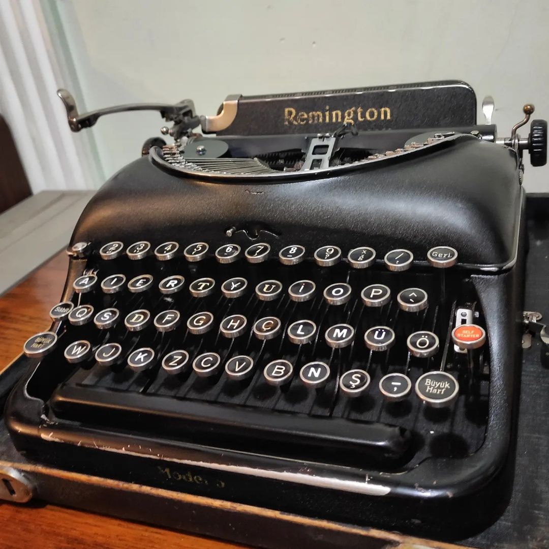 Remington brand Streamliner 5 model portable typewriter