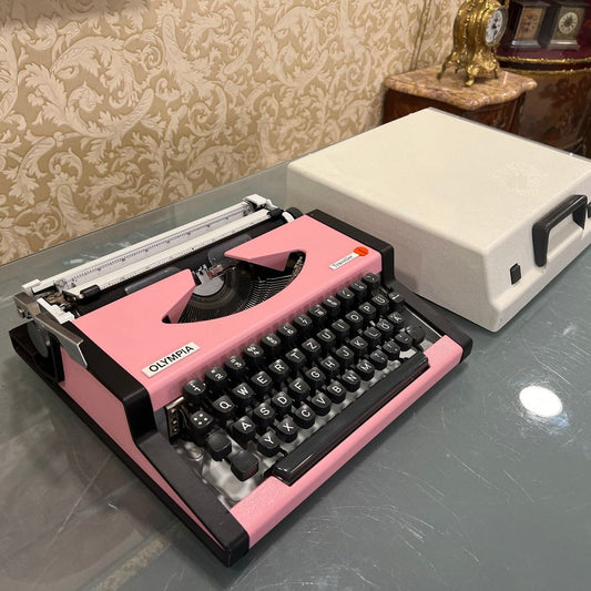 Olympia traveller Q keyboard typewriter Rare Pink Color2