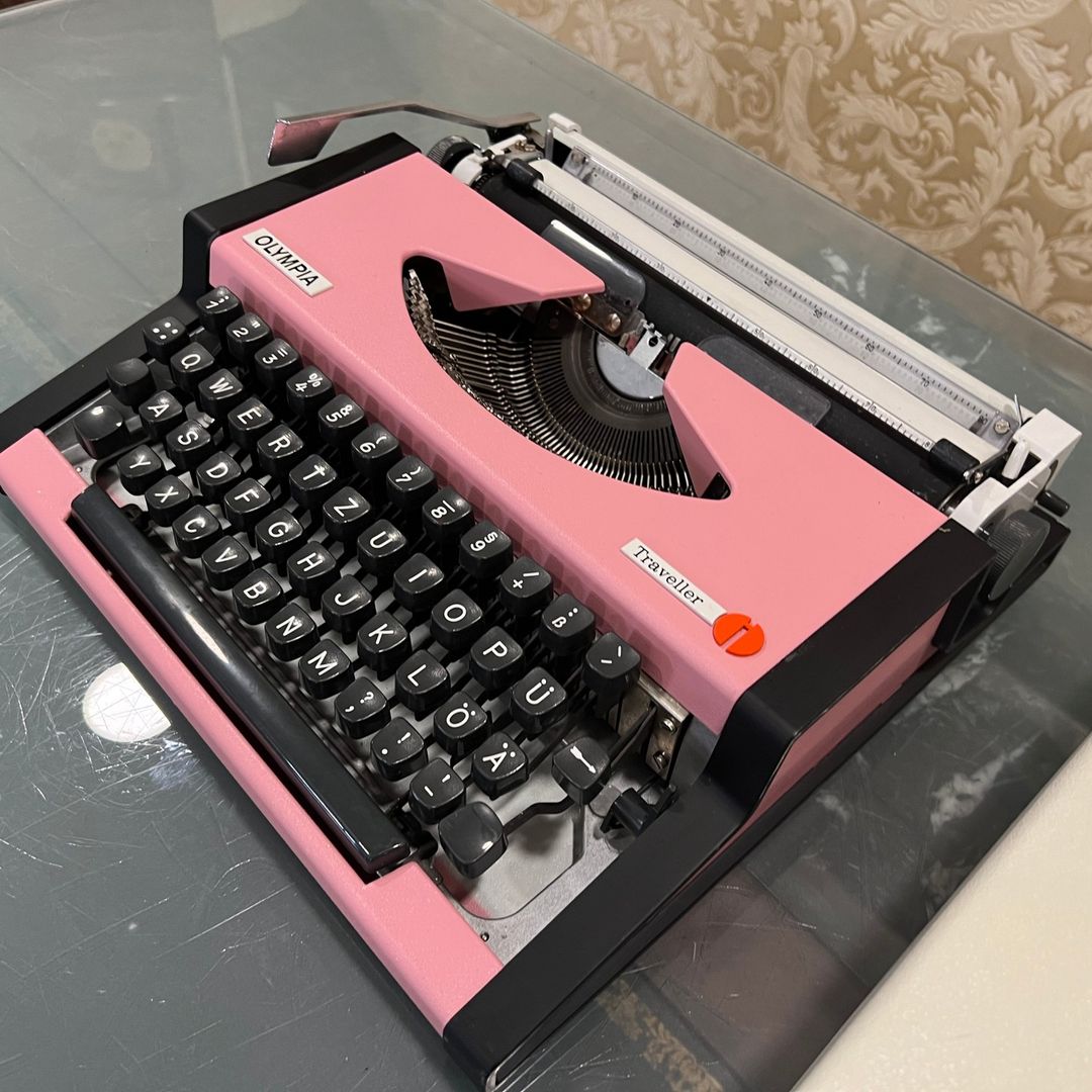Olympia traveller Q keyboard typewriter Rare Pink Color2