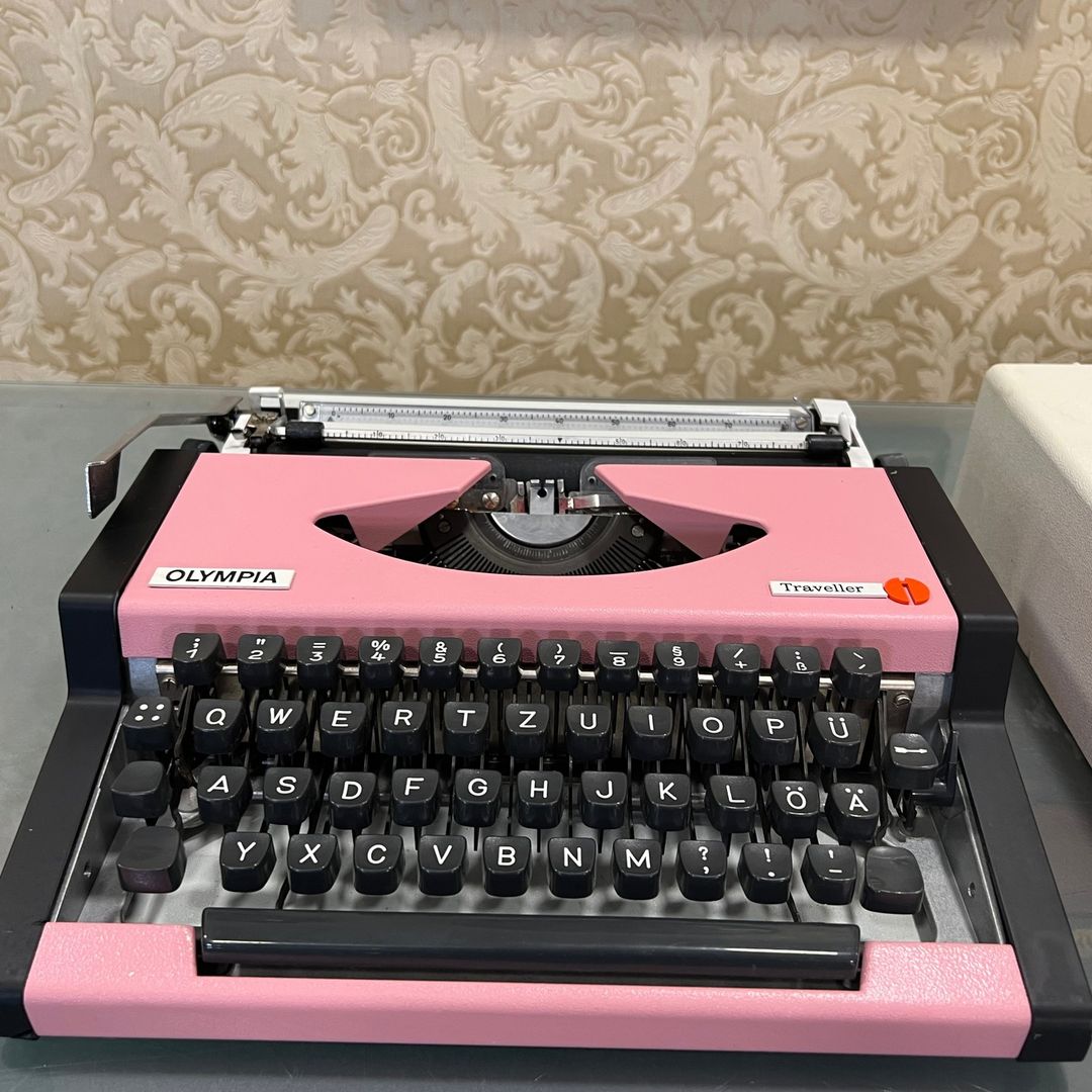 Olympia traveller Q keyboard typewriter Rare Pink Color2