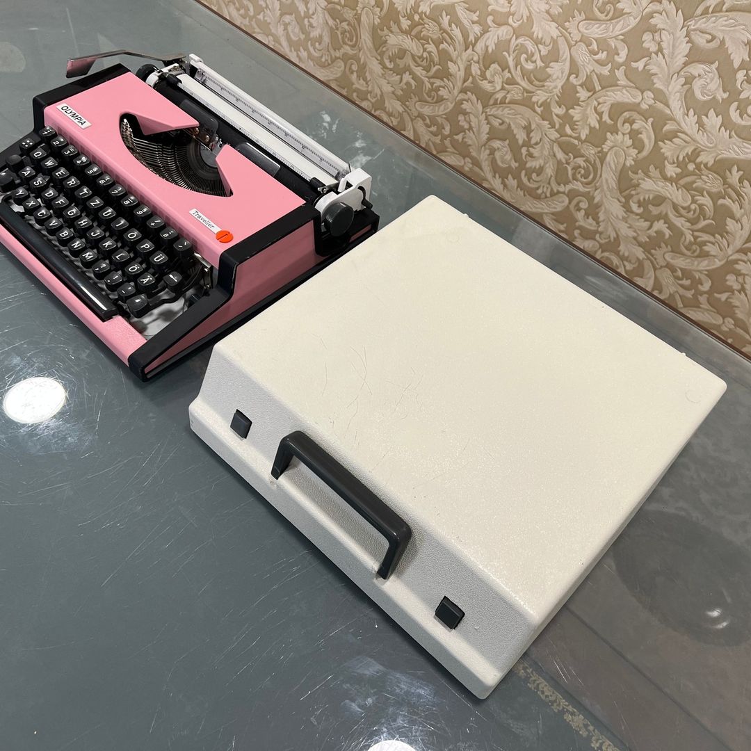 Olympia traveller Q keyboard typewriter Rare Pink Color2