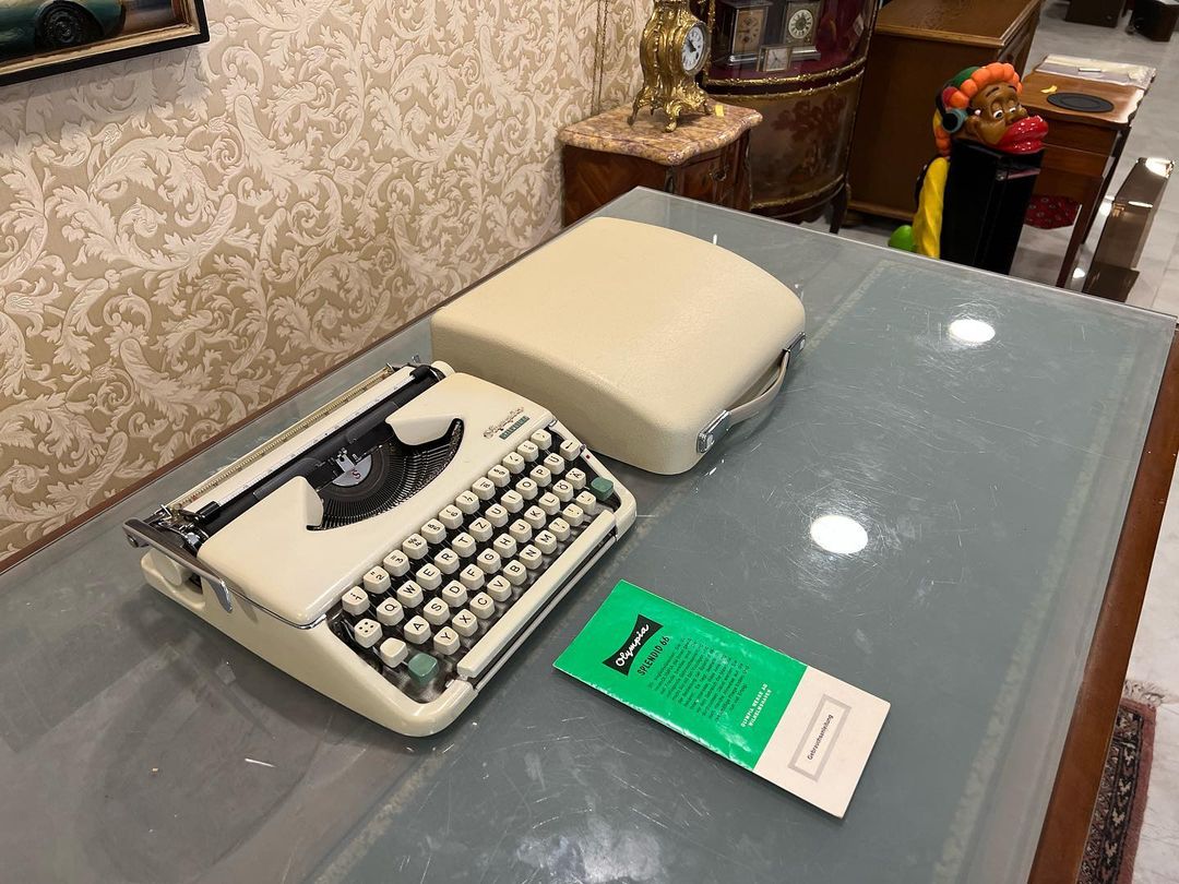 Olympia Splendid 33 Q keyboard Typewriter