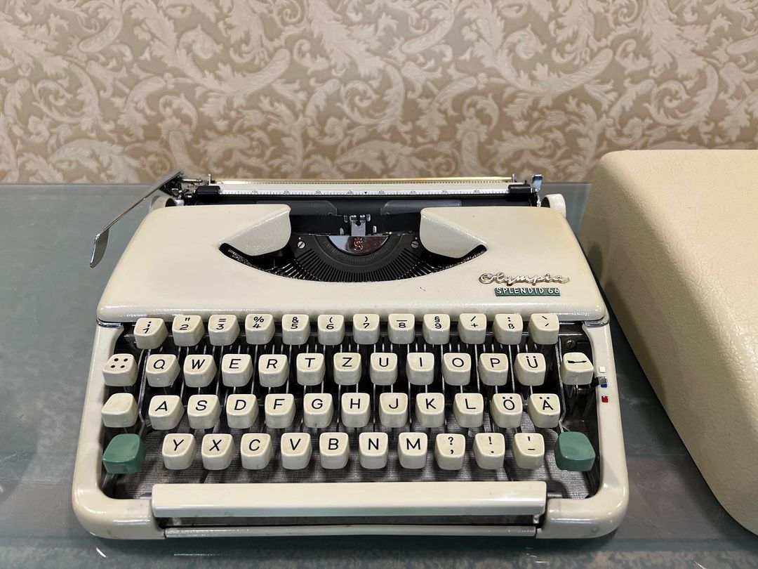Olympia Splendid 33 Q keyboard Typewriter