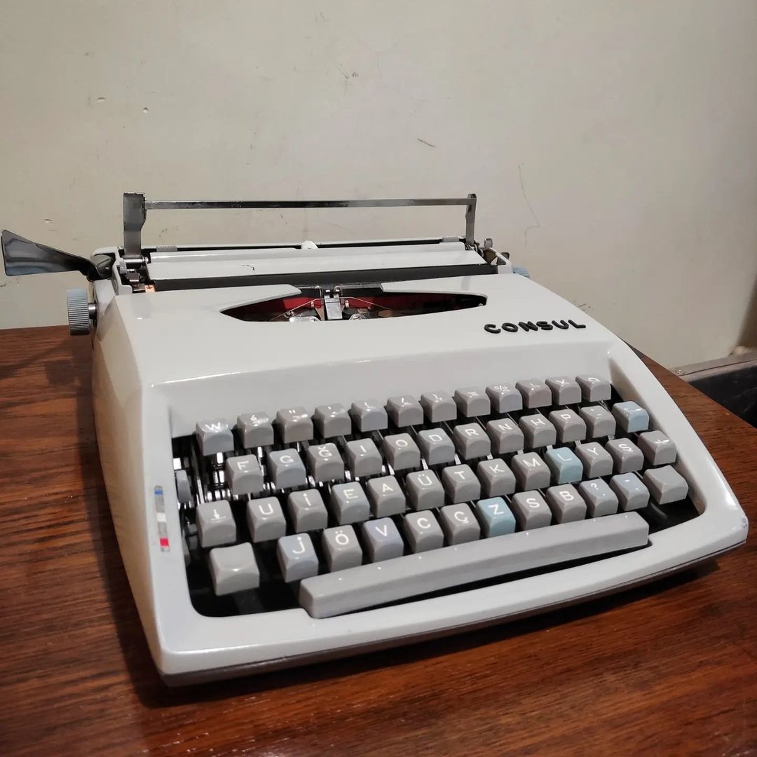 Czechoslovakia  Consul Brand 233 Model Portable Typewriter