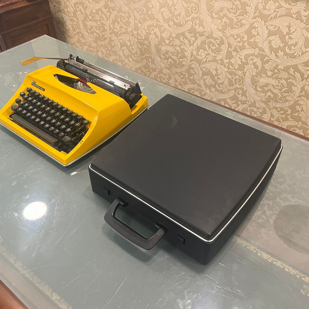 ADLER CONTESSA Q KEYBOARD TYPING