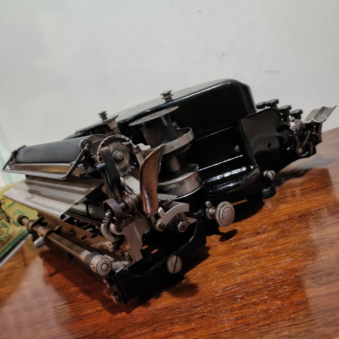 1916 Germany  "Italic Font" Adler brand No. 7 model portable typewriter