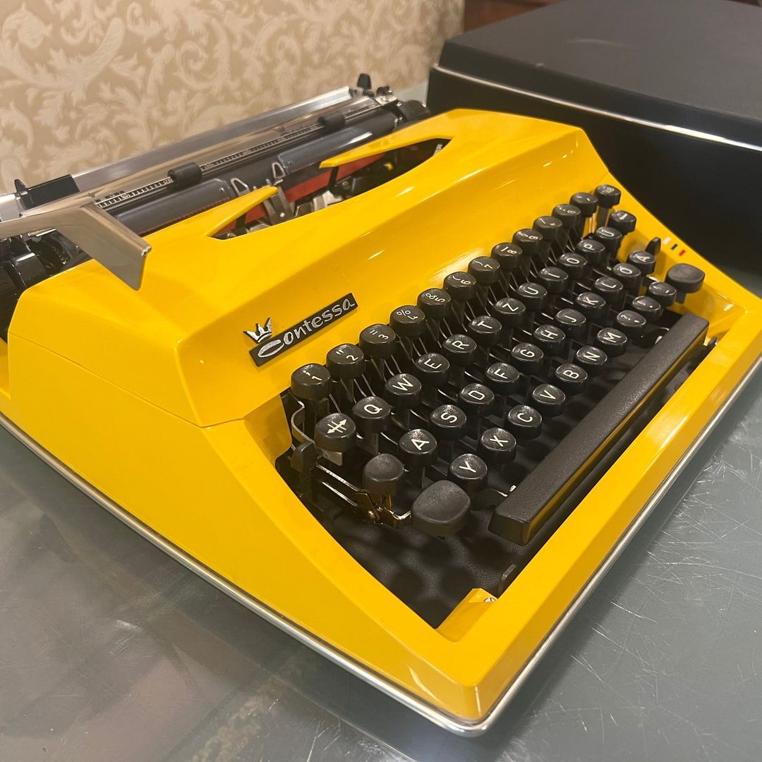 ADLER CONTESSA Q KEYBOARD TYPING