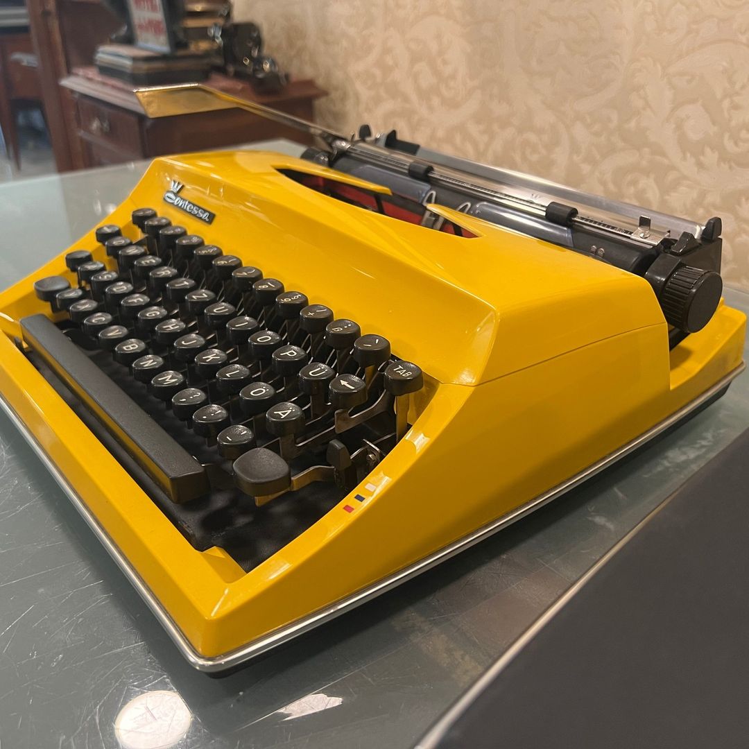 ADLER CONTESSA Q KEYBOARD TYPING