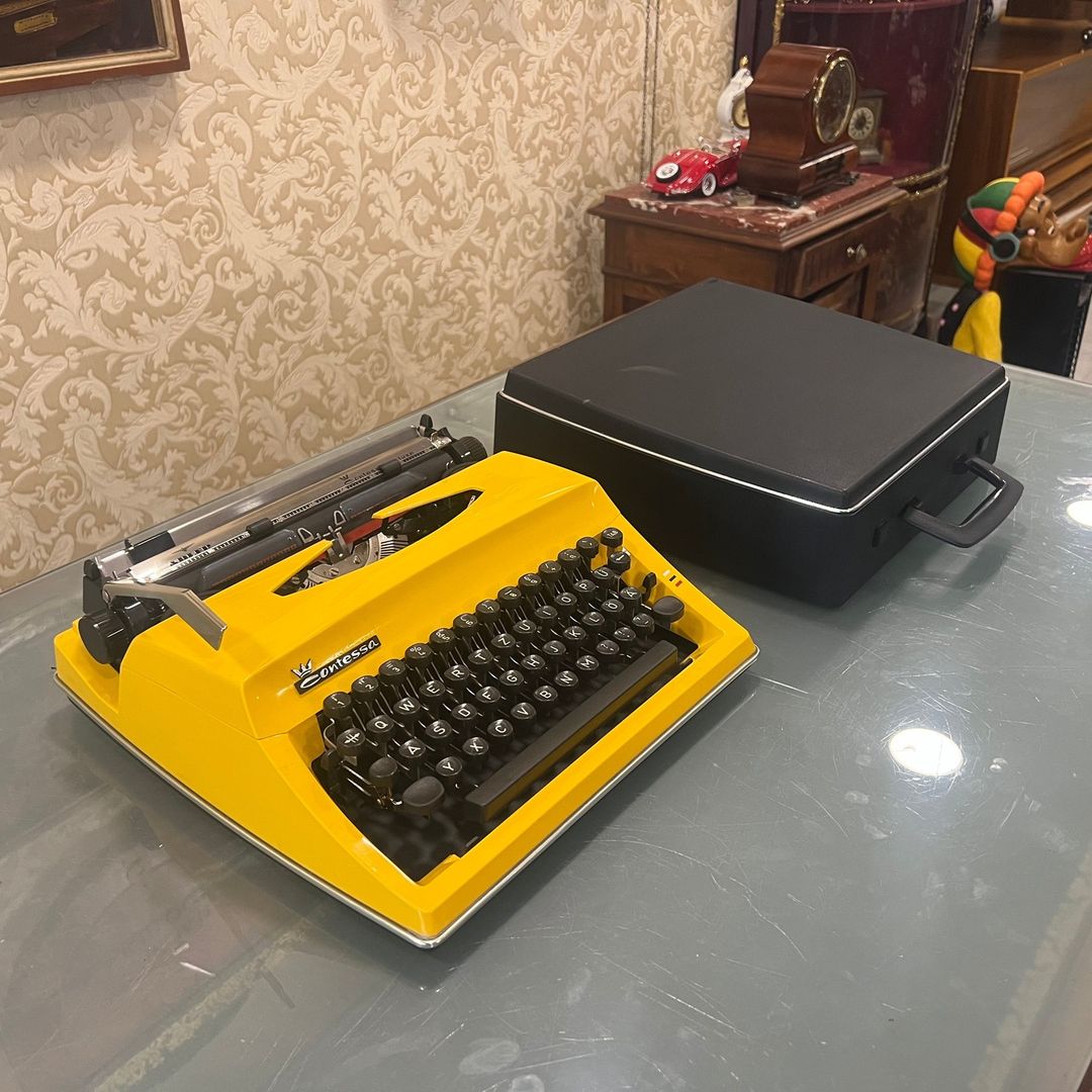 ADLER CONTESSA Q KEYBOARD TYPING