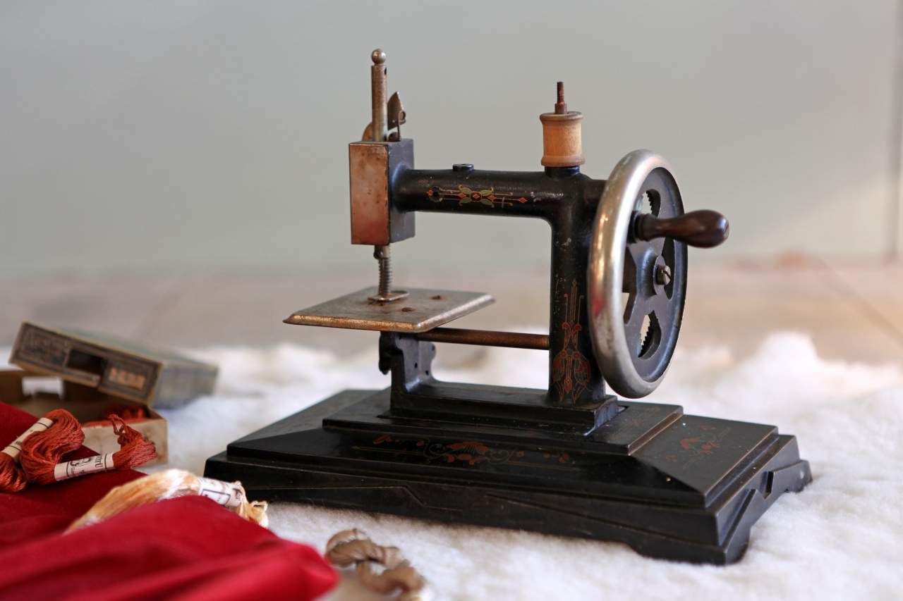 Vintage Sewing Machine Lamp - SALE  Vintage sewing machines, Antique sewing  machines, Sewing machine