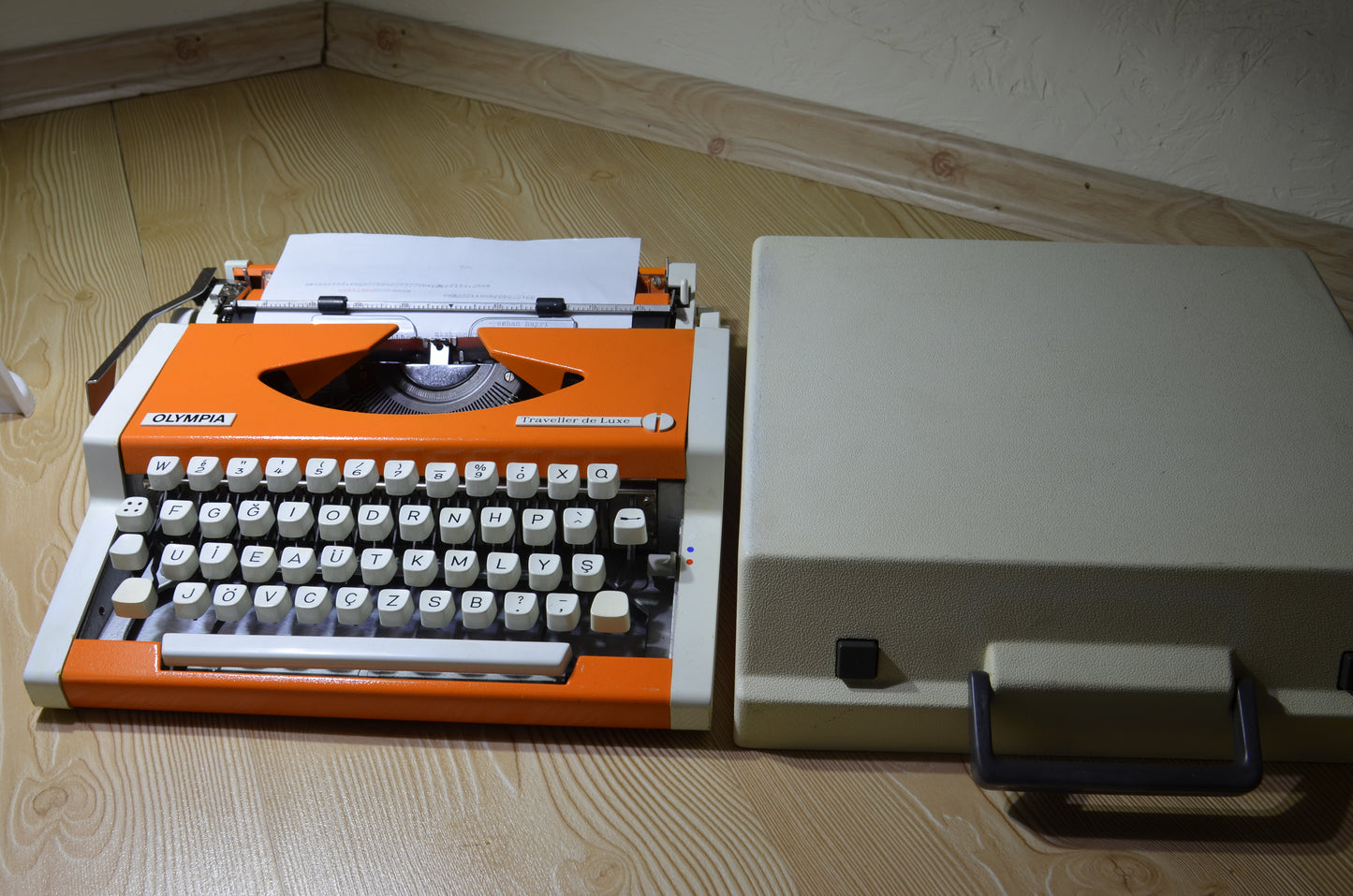 Olympia Orange Color Typewriter,Orginal Bag Avaible Orange Color Typewriter