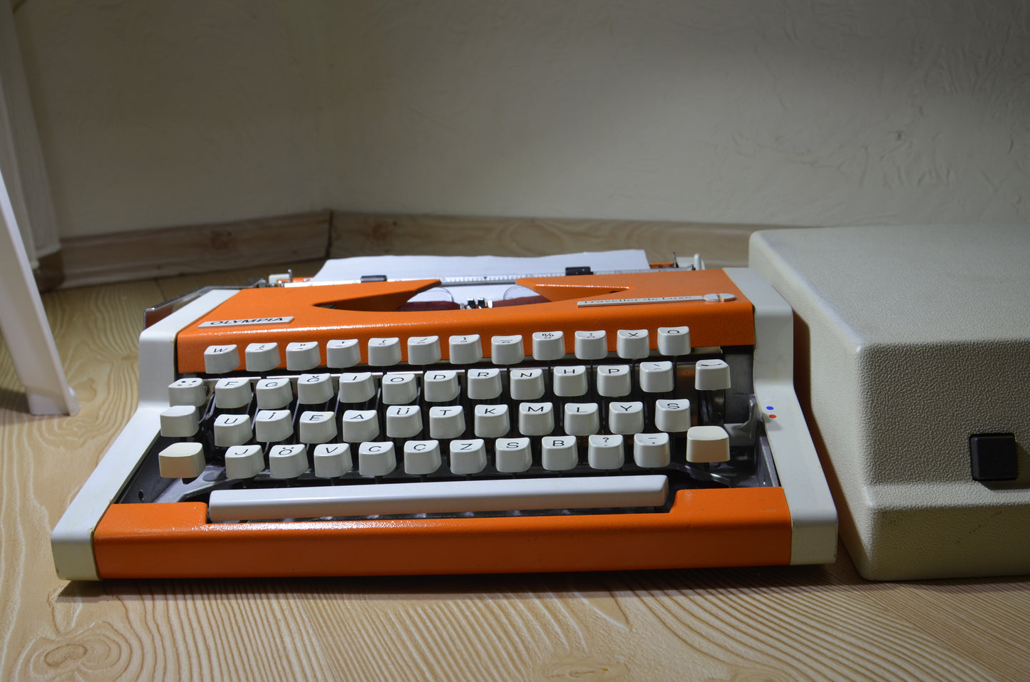 Olympia Orange Color Typewriter,Orginal Bag Avaible Orange Color Typewriter